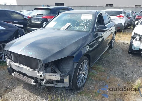 2015 Mercedes-Benz C 300 Sport 4Matic z USA, uszkodzony, nr VIN 55SWF4KB4FU007900